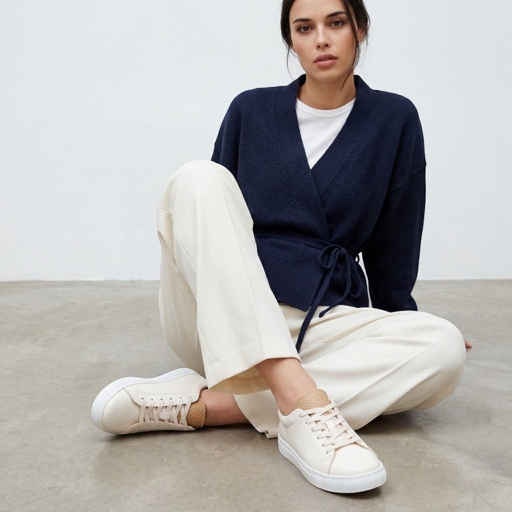 NICAC Herrensneaker aus weichem Nappaleder und Lachsleder in Oliv und Camel, mit herausnehmbarem Fußbett.