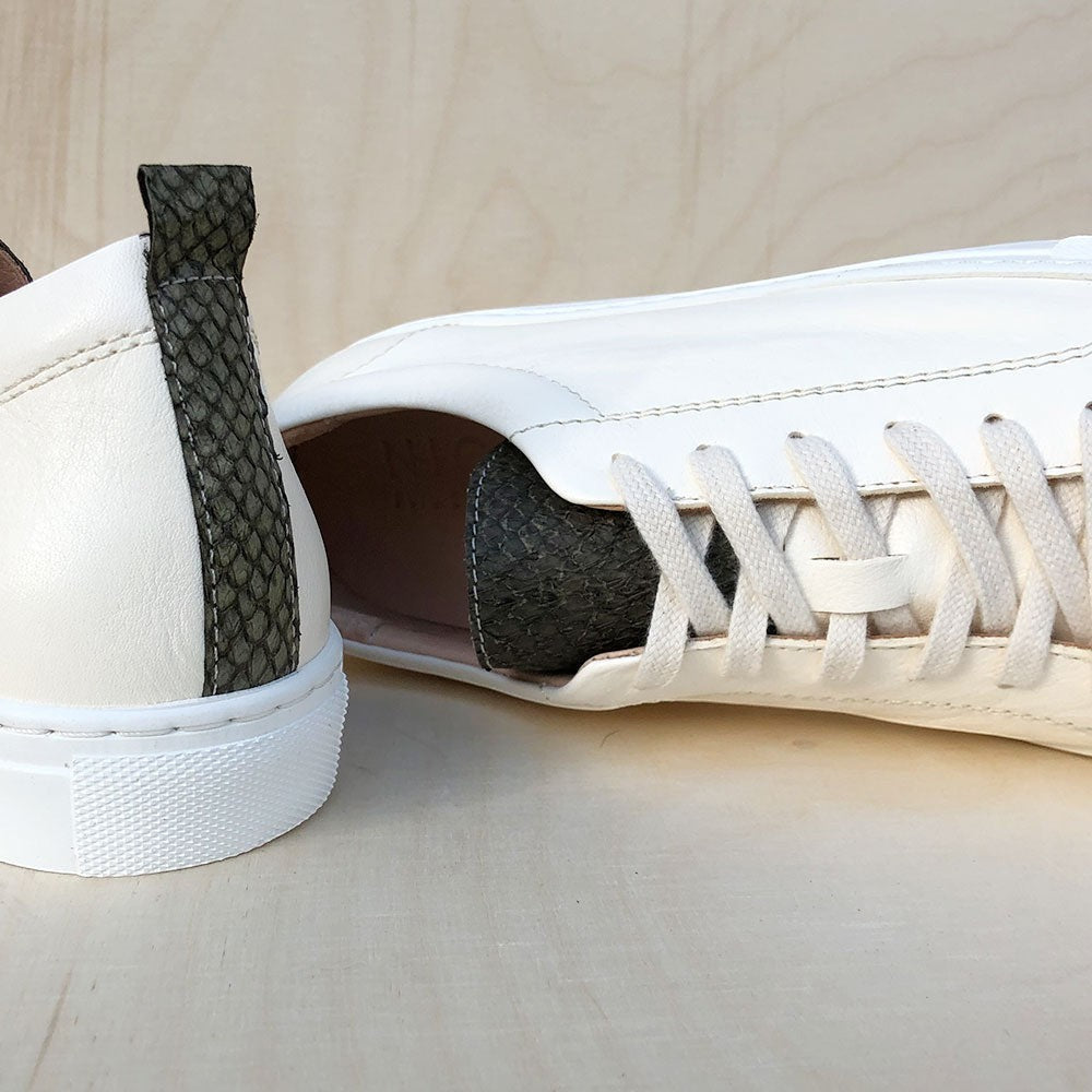 NICACy Unisex Sneaker aus weißem Nappaleder mit olivgrünen Lachsleder-Akzenten, herausnehmbarem Fußbett