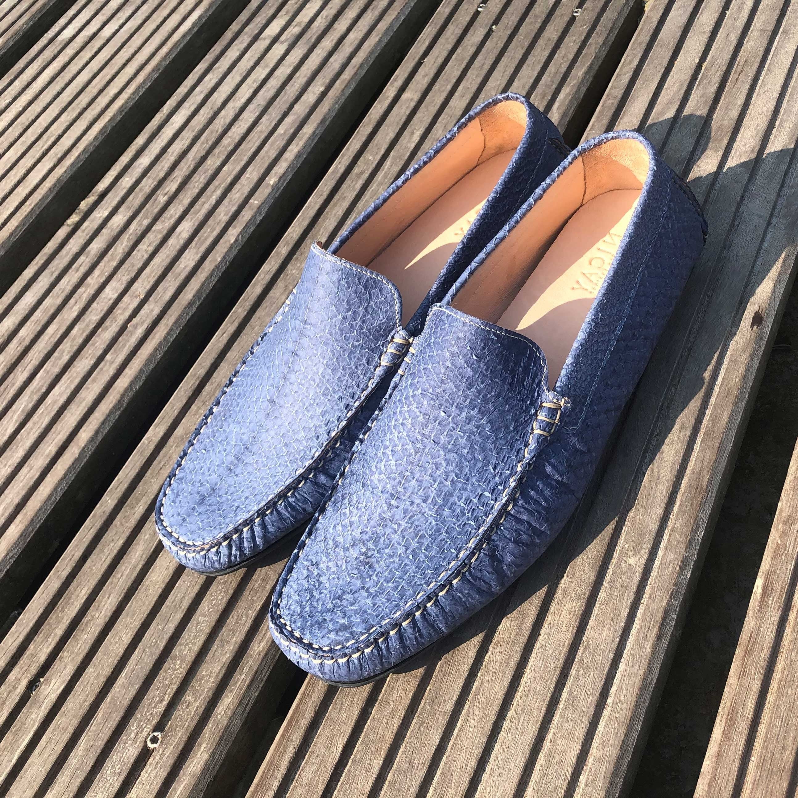 NICAY Herren Mokassins aus blauem Lachsleder, handgenäht, mit sichtbarer Naht und weichem Lederfutter.