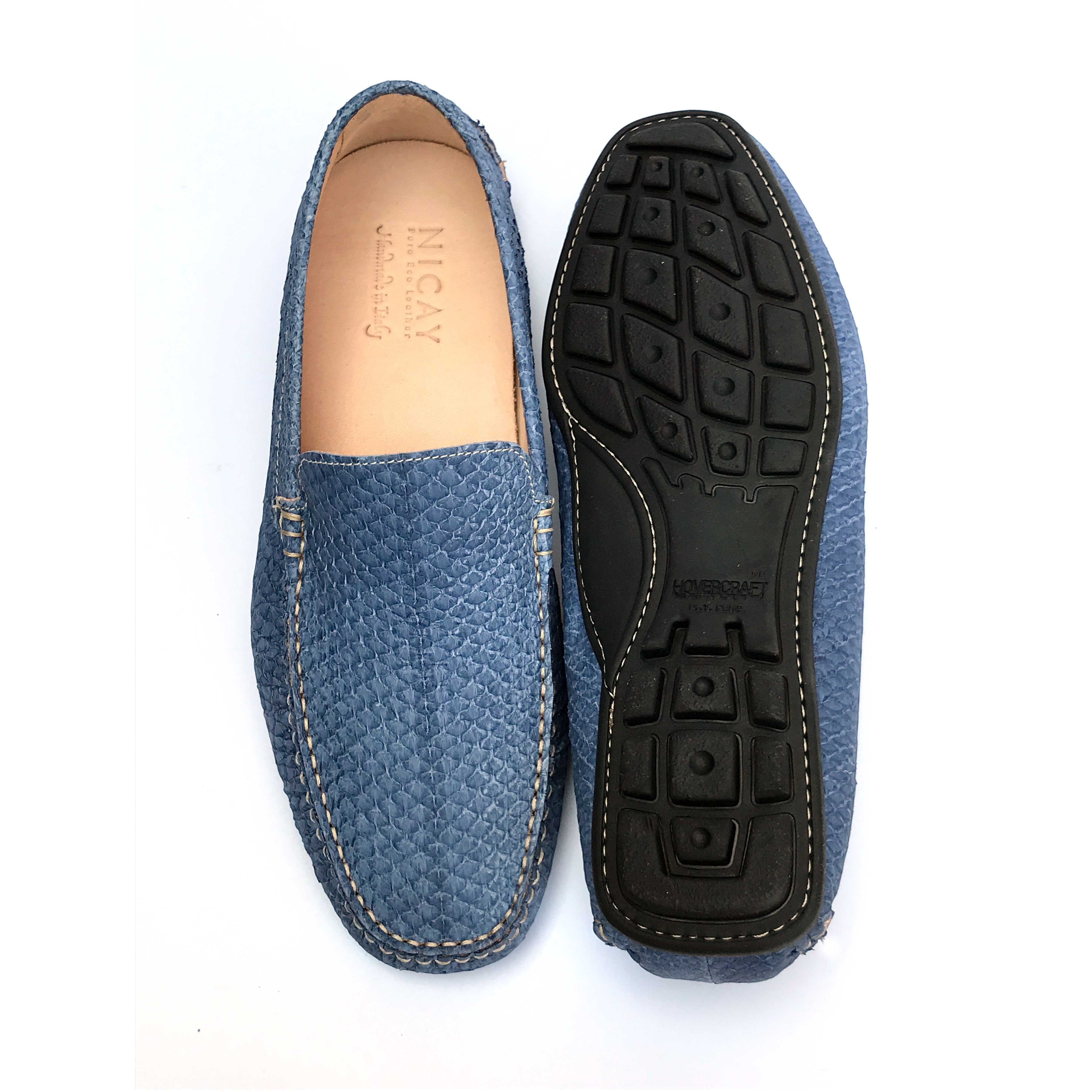 NICAY Herren Mokassins aus blauem, handgenähtem Lachsleder mit weißer Naht und Gummisohle.