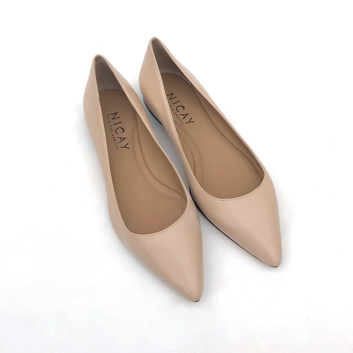 NICAY Nude Leder Ballerinas mit spitzer Kappe, handgefertigt in Italien, klassisch und elegant.