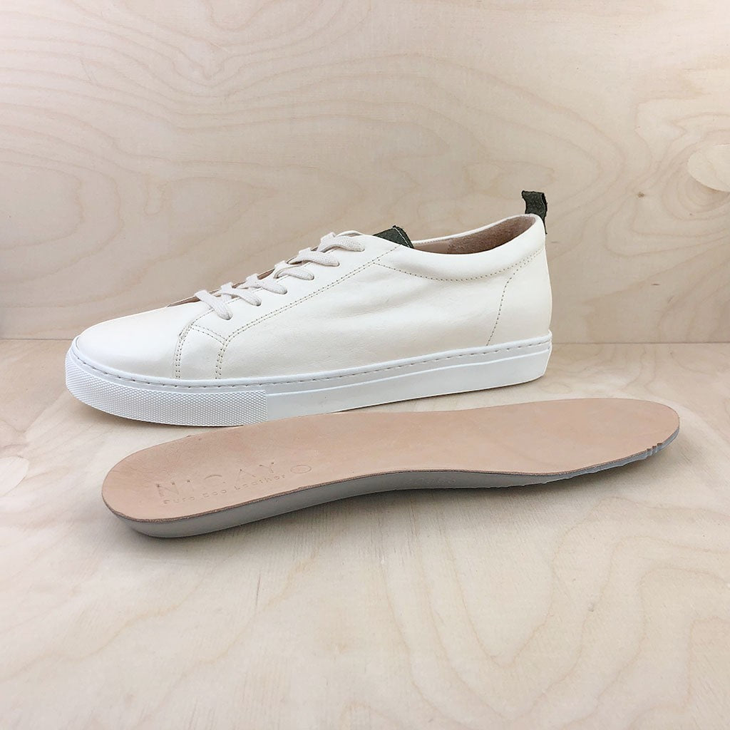 NICAY Unisex Sneaker aus weichem, pflanzlich gegerbtem Nappaleder in Beige mit herausnehmbarem Fußbett.