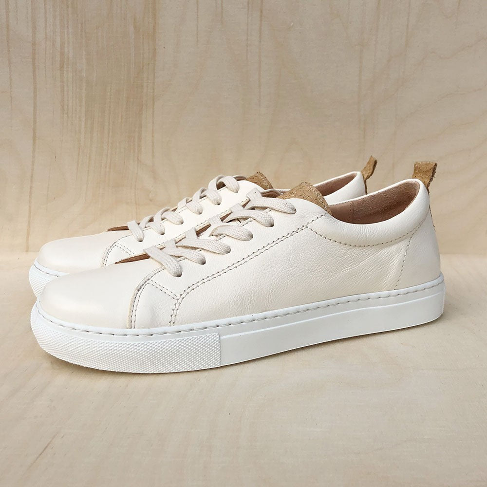 NICAY Unisex Sneakers aus weichem, pflanzlich gegerbtem Nappaleder in Beige mit Lachsleder-Akzenten