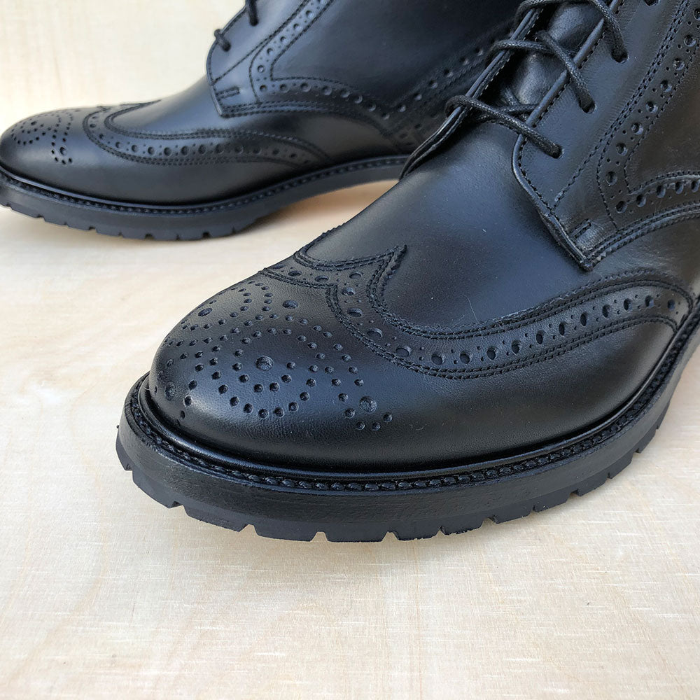 Rahmengenähte Brogue-Boots mit Vibram-Gummischutz