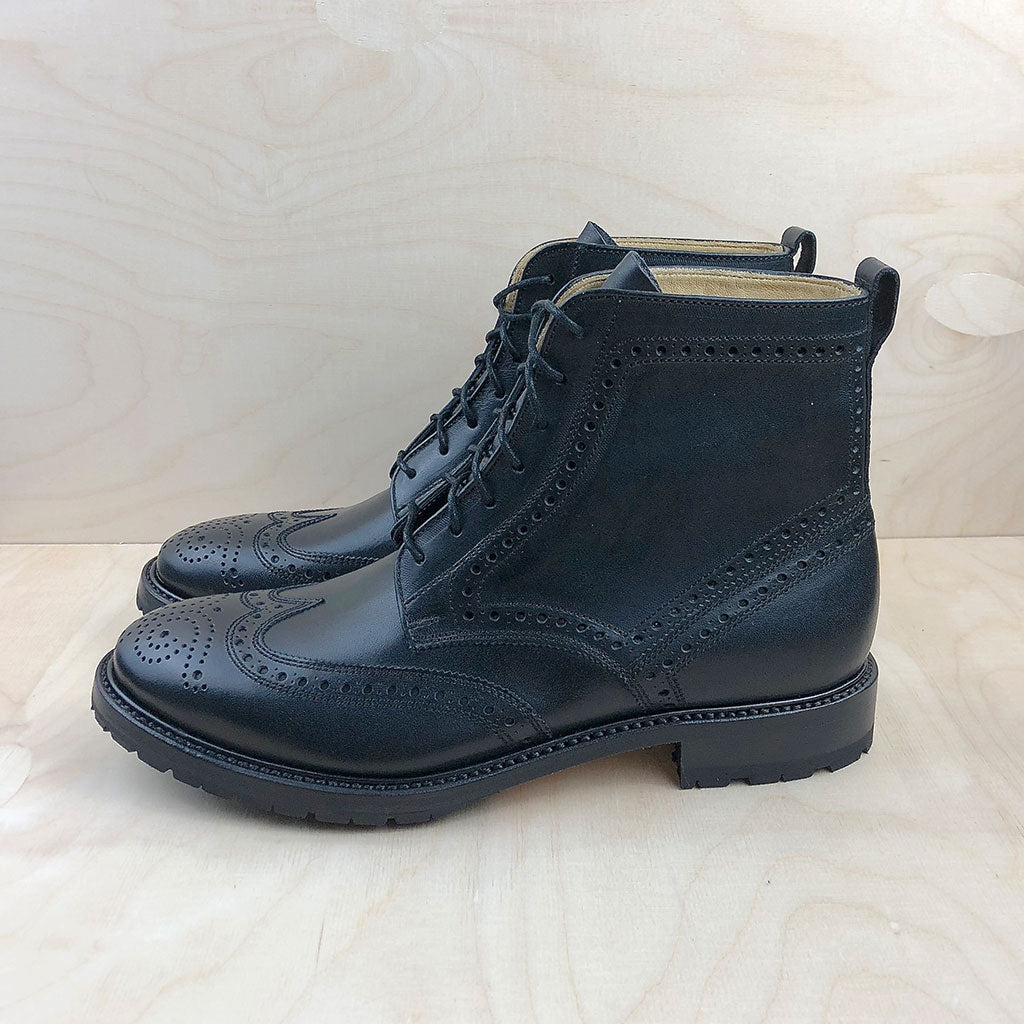Rahmengenähte Brogue-Boots mit Vibram-Gummischutz