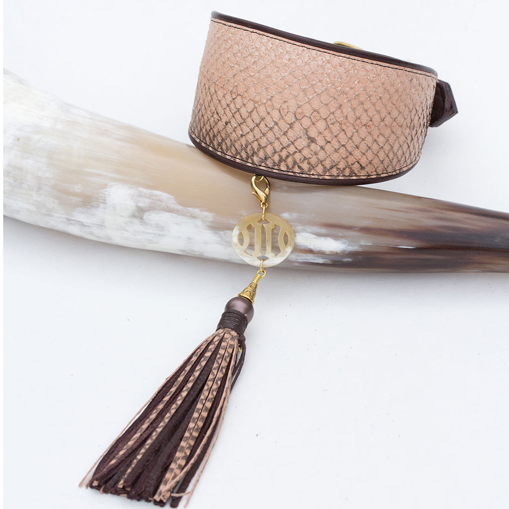 Windhundhalsband aus Lachsleder mit Hornornament