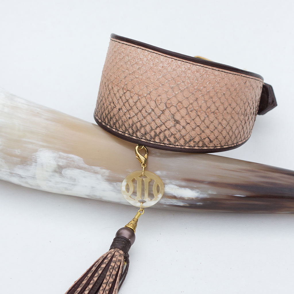 Windhundhalsband aus Lachsleder mit Hornornament
