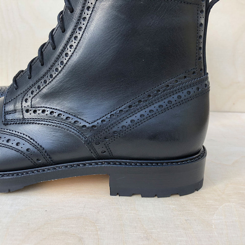 Rahmengenähte Brogue-Boots mit Vibram-Gummischutz