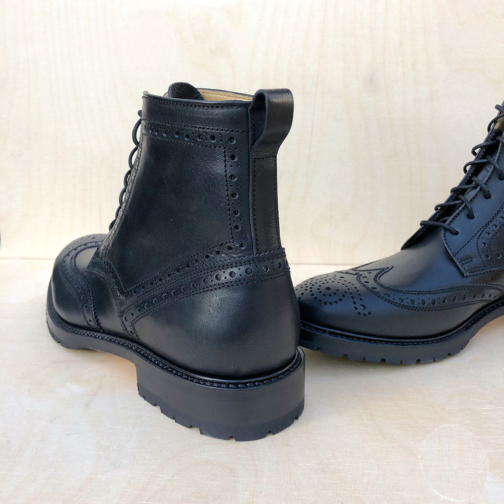 Rahmengenähte Brogue-Boots mit Vibram-Gummischutz