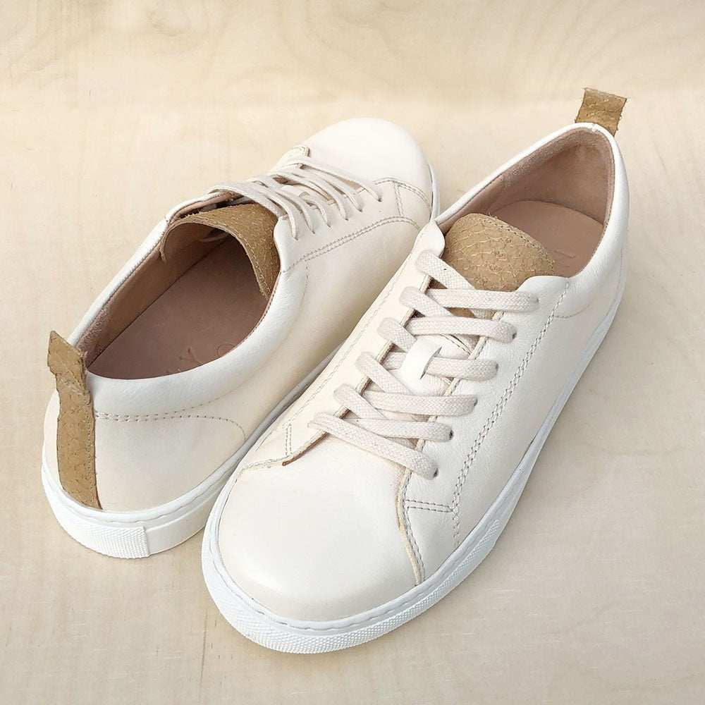 NICAC herren und damen sneaker aus weissem nappaleder mit oliv und camel farbenen lachsleder akzenten