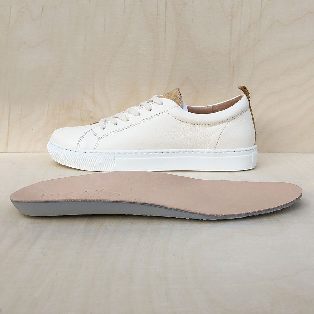 NICAY Unisex Sneaker aus weichem, pflanzlich gegerbtem Nappaleder in Beige mit Lachsleder-Akzenten und herausnehmbarem Fußbett.