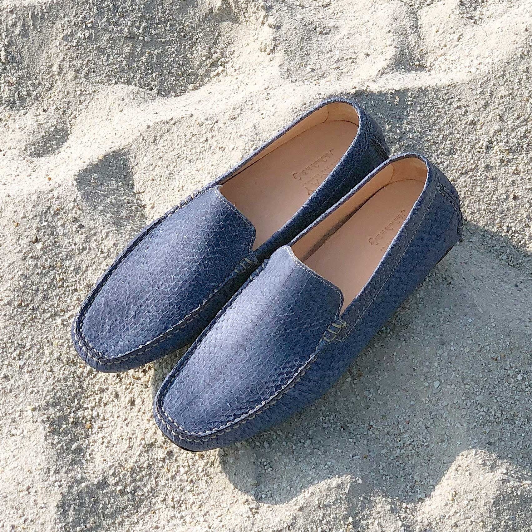NICAY handgenähte blaue Mokassins aus einzigartigem Lachsleder mit sichtbarer Naht. Bequeme Lederschuhe für Herren.