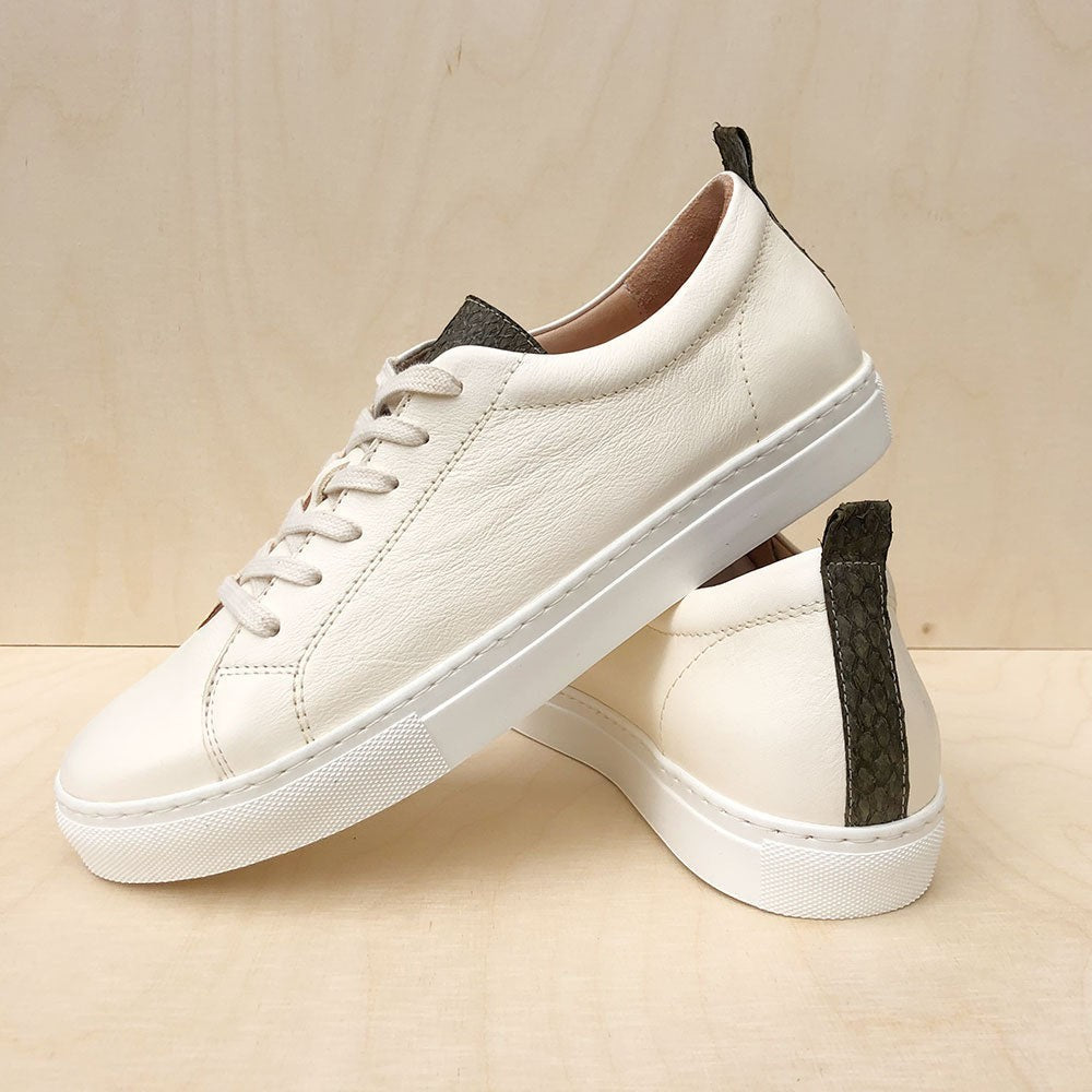 NICAY Unisex Sneaker aus weichem, pflanzlich gegerbtem Nappaleder in Beige mit Akzenten aus olivgrünem Lachsleder.