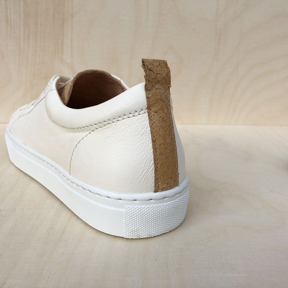 NICAY Unisex Sneaker aus weichem, weißem Nappaleder mit olivgrüner Lachsleder-Fersenlasche
